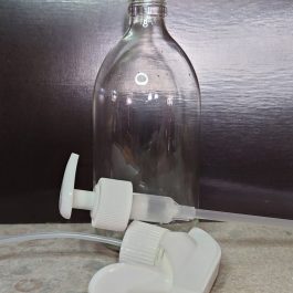 Glasflaska och tillhörande munstycken